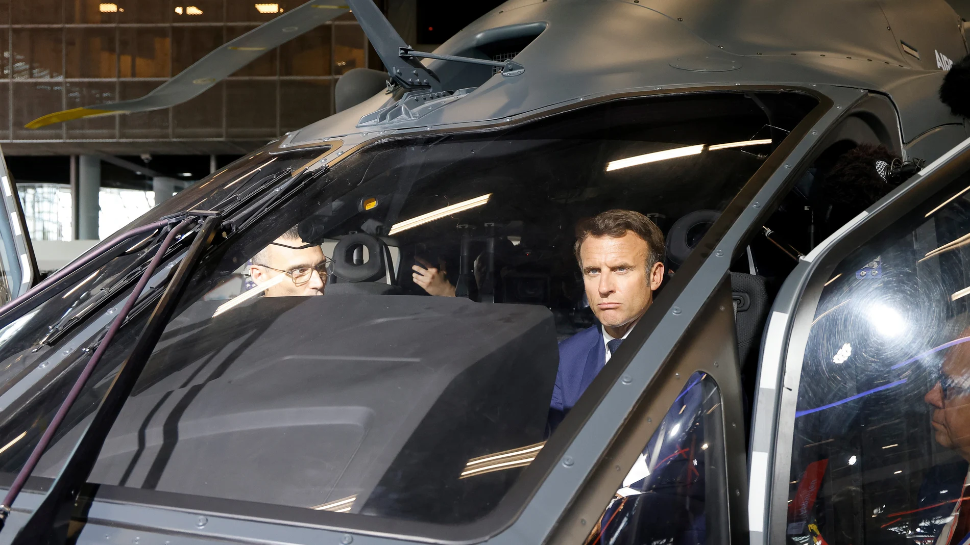 Emmanuel Macron, sentado a bordo de un Airbus H160M, ayer, en una feria de defensa en Villepinte, al norte de París