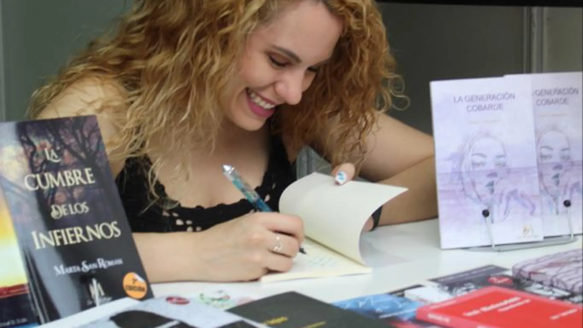 Natalia G. Santa María firmando en la Feria del Libro de Madrid