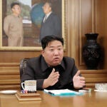 El líder norcoreano Kim Jong Un donó medicamentos de su reserva personal, un aparente esfuerzo por pulir su imagen en un momento de extrema dificultad
