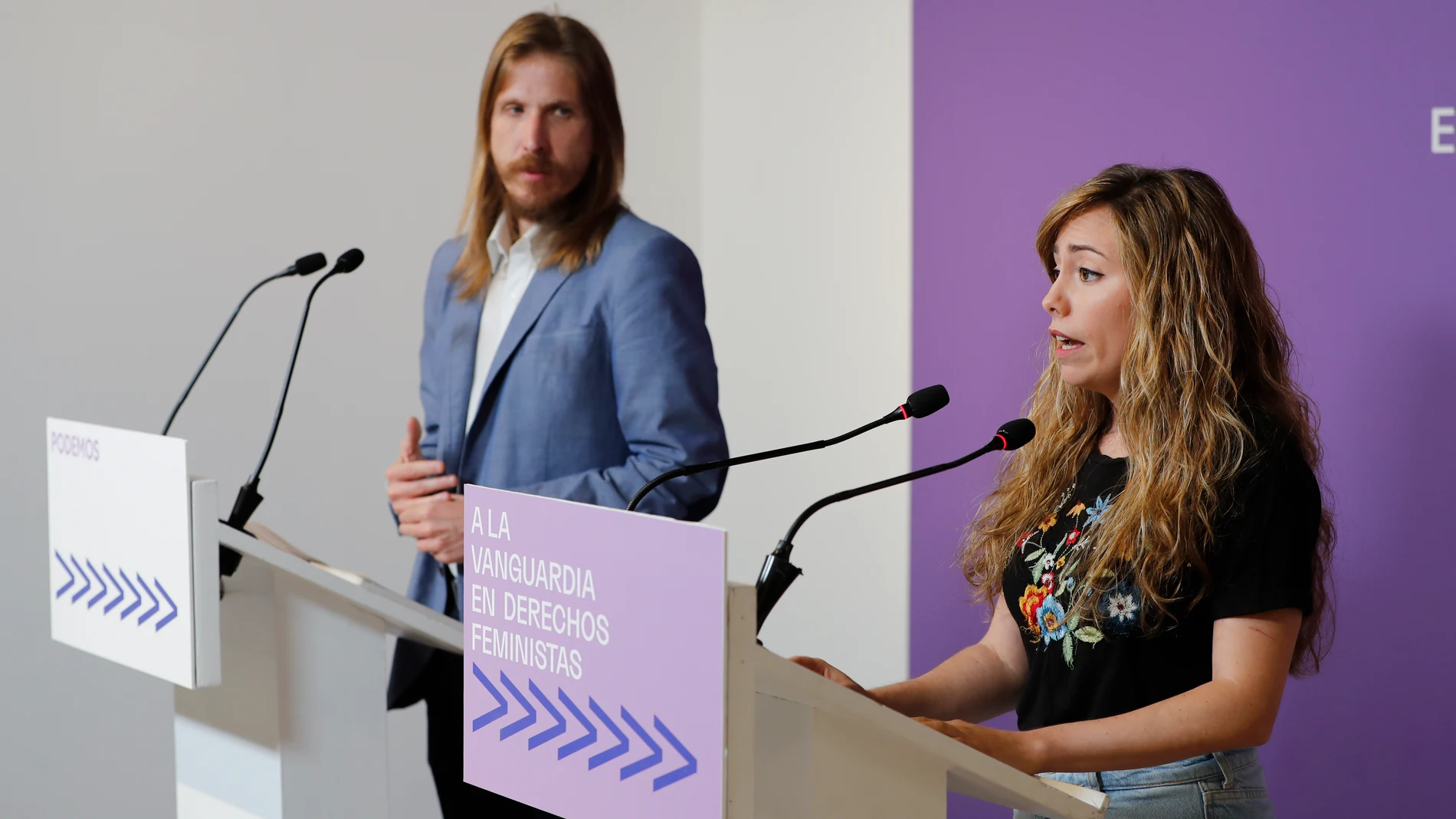 El portavoz de Podemos, Pablo Fernández, y la secretaria de Acción Institucional, María Teresa Pérez (d), ofrecen este lunes una rueda de prensa en Madrid. EFE/ Luis Millán