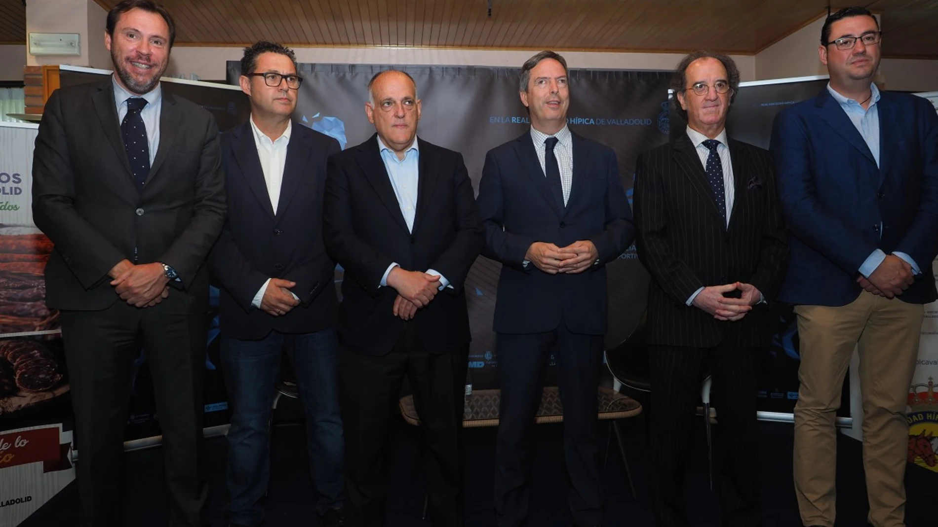 Óscar Puente, Velasco, Javier Tebas, Sánchez-Guijo, Redondo y González, durante el desayuno informativo celebrado en Valladolid