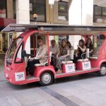 La concejal Laura Lombraña, en el minibús eléctrico para hacer turismo en Palencia