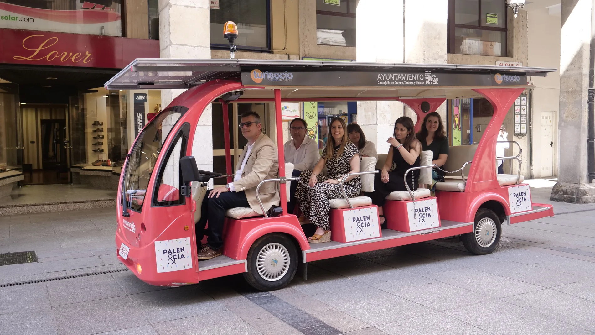 La concejal Laura Lombraña, en el minibús eléctrico para hacer turismo en Palencia
