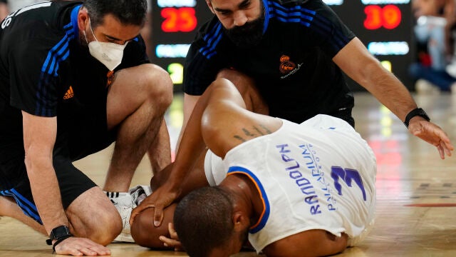 Anthony Randolph se llevó de inmediato las manos a la rodilla izquierda en el Palau