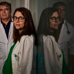 Javier Martín Broto y Nadia Hindi, médicos especialistas e investigadores de referencia nacional e internacional en el manejo y estudio de los sarcomas, en el hospital Fundación Jímenez Díaz