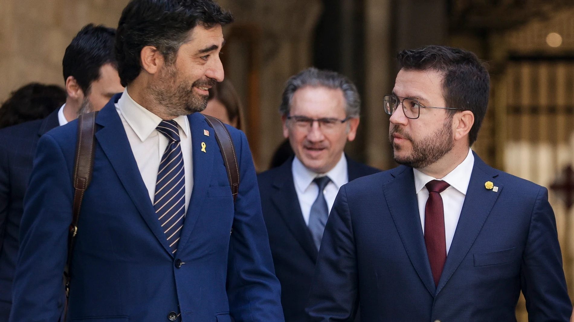 El presidente de la Generalitat de Cataluña, Pere Aragonés, acompañado del vicepresidente Jordi Puigneró con Jaume Giró detrás