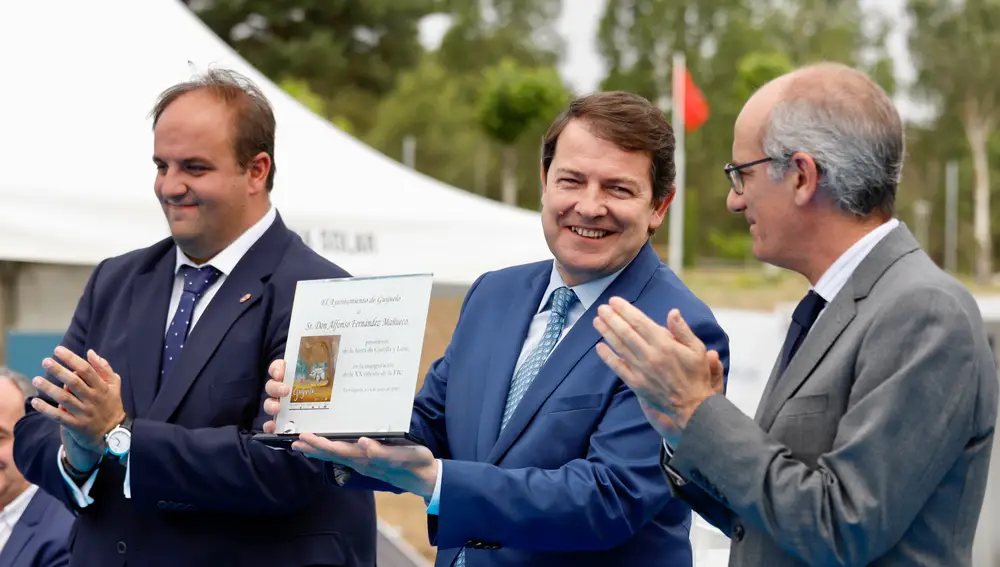 El presidente de la Junta de Castilla y León, Alfonso Fernández Mañueco, inaugura la XX Edición de la Feria de la Industria Cárnica Guijuelo 2022 - FIC 22. En la imagen junto a Roberto Martín, alcalde de Guijuelo y al Javier Iglesias, presidente de la Diputación