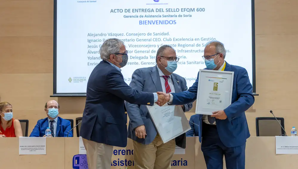 El consejero de Sanidad, Alejandro Vázquez, asiste a la entrega del sello EFQM 600 a la Gerencia Asistencial de Soria