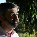El candidato de Andaluces Levantaos, Modesto González, posa para la entrevista en el Parque de los Príncipes, en Sevilla