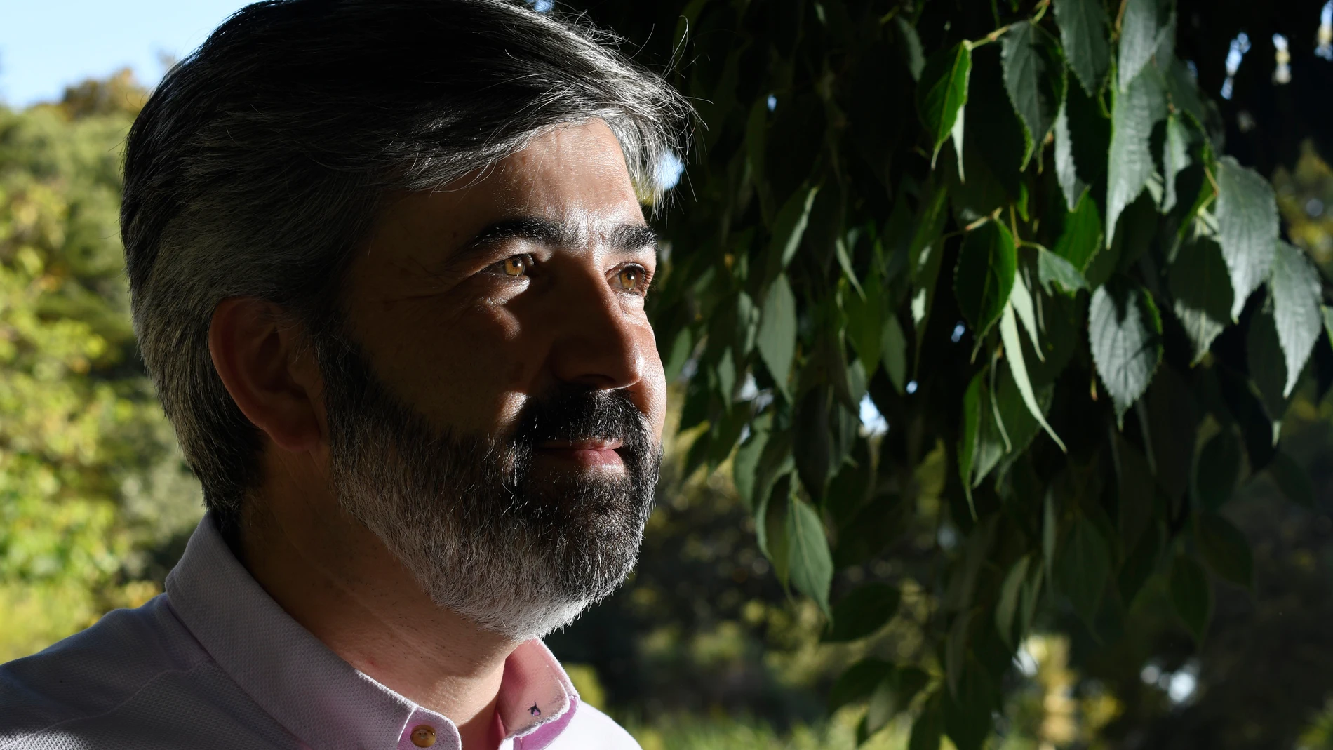 El candidato de Andaluces Levantaos, Modesto González, posa para la entrevista en el Parque de los Príncipes, en Sevilla