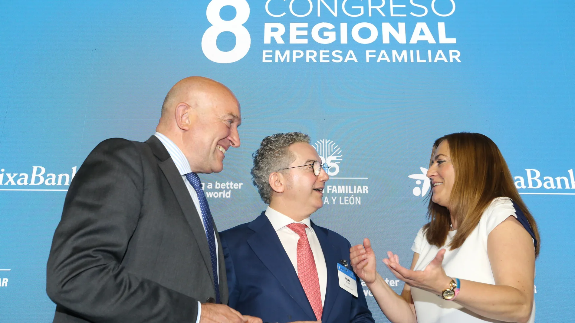 El consejero de la Presidencia, Jesús Julio Carnero, conversa con la delegada del Gobierno, Virginia Barcones, en presencia del presidente de Empresa Familiar, Pedro Palomo