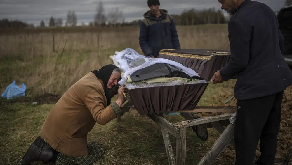 Nadiya Trubchaninova llora ante el ataúd de su hijo Vadym, asesinado en Bucha por soldados rusos