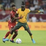 Awer Mabil con Australia.