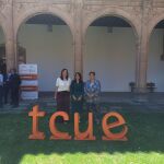 La Dra. Ángela García Solaesa, perteneciente al grupo de Investigación Abordaje Integral de la Salud (AISA) de la Universidad Católica de Ávila (UCAV), junto a la rectora María del Rosario Sáez Yuguero