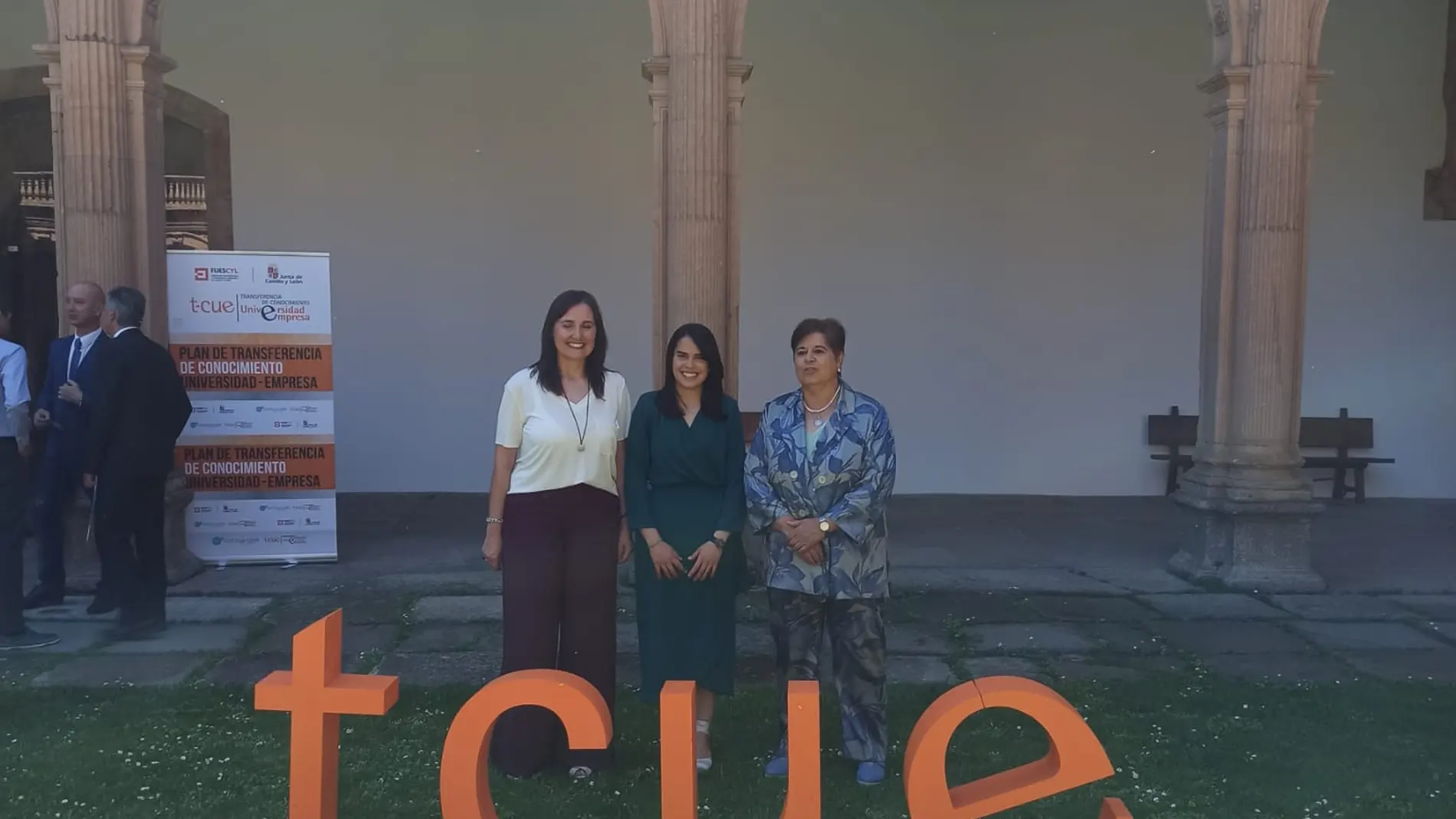 La Dra. Ángela García Solaesa, perteneciente al grupo de Investigación Abordaje Integral de la Salud (AISA) de la Universidad Católica de Ávila (UCAV), junto a la rectora María del Rosario Sáez Yuguero