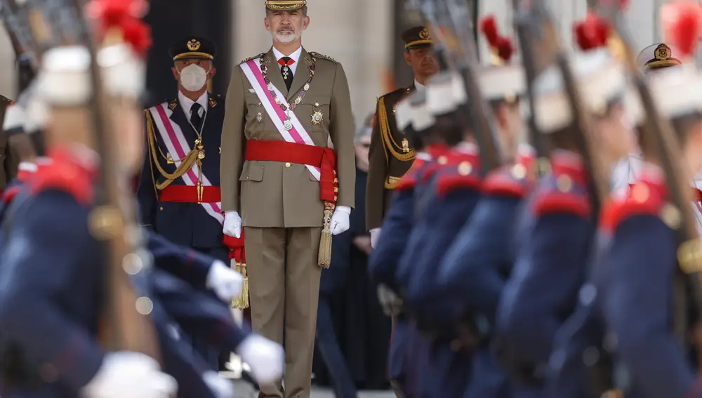 La moda masculina es un remanente del uniforme militar | Fuente: EFE/ Juan Carlos Hidalgo