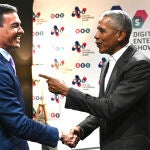 El expresidente de Estados Unidos Barack Obama, y el presidente del gobierno de España Pedro Sánchez, han mantenido un breve encuentro durante la sexta edición del foro de innovación y transformación digital Digital Enterprise (DES Show), este martes en Málaga.