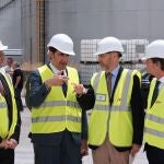 Los consejeros Juan Carlos Suárez-Quiñones y Gerardo Dueñas, participan en la presentación del proyecto de cogeneración con biomasa de la cooperativa ACOR junto a su presidente, Jesús Posadas, y Mario Armero, de ENSO