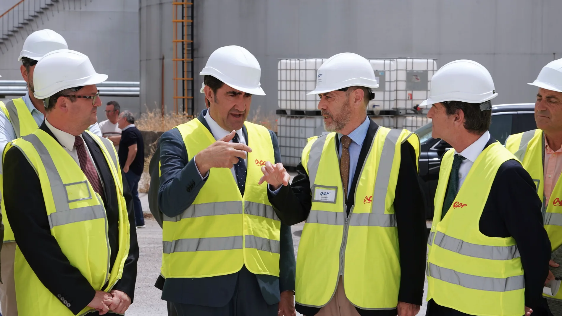 Los consejeros Juan Carlos Suárez-Quiñones y Gerardo Dueñas, participan en la presentación del proyecto de cogeneración con biomasa de la cooperativa ACOR junto a su presidente, Jesús Posadas, y Mario Armero, de ENSO