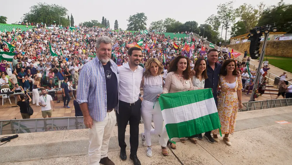 La candidata de Por Andalucía a la presidencia de la Junta, Inmaculada Nieto, (4d), junto a los ministros Ione Belarra, (3d), Yolanda Díaz y Alberto Garzón