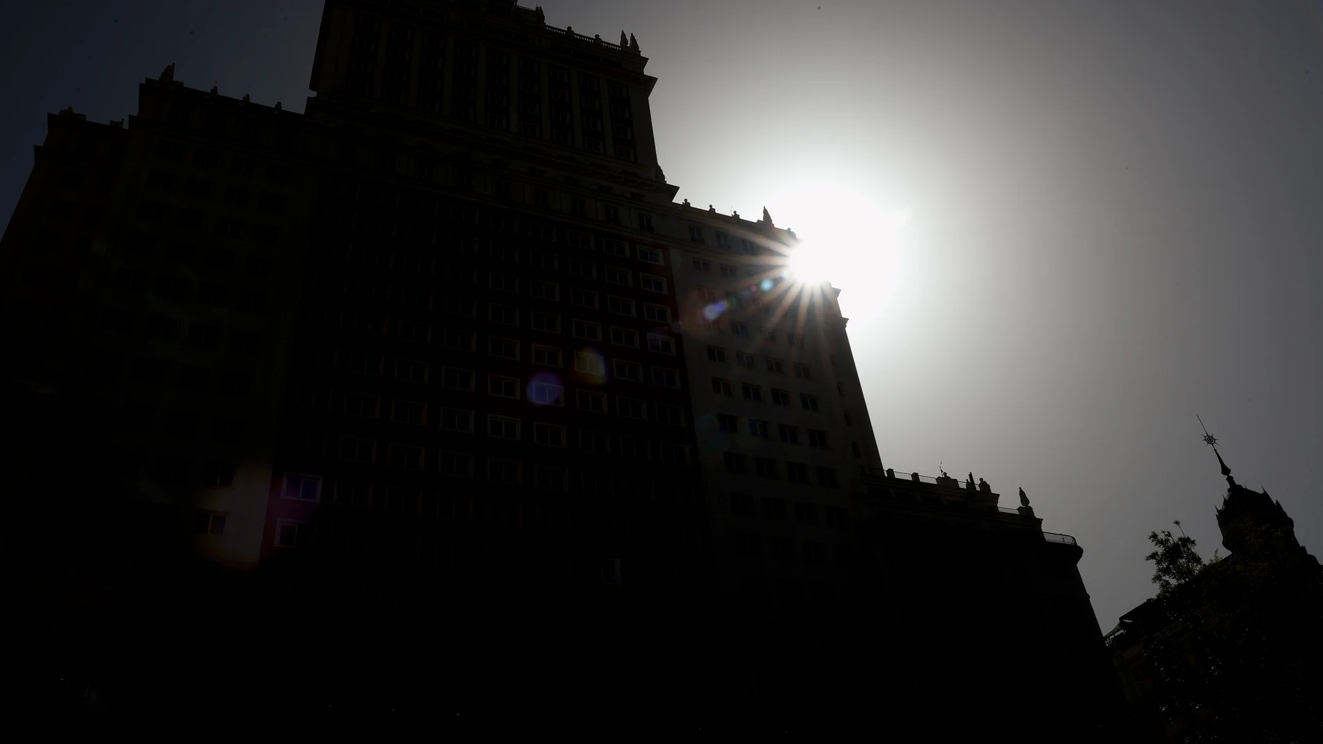 El hotel Rio Plaza España oculta parcialmente el Sol este martes en el centro de Madrid.