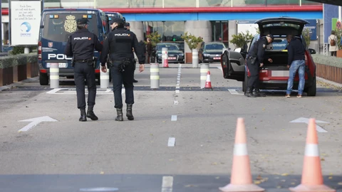 Policías a la entrada de Ifema