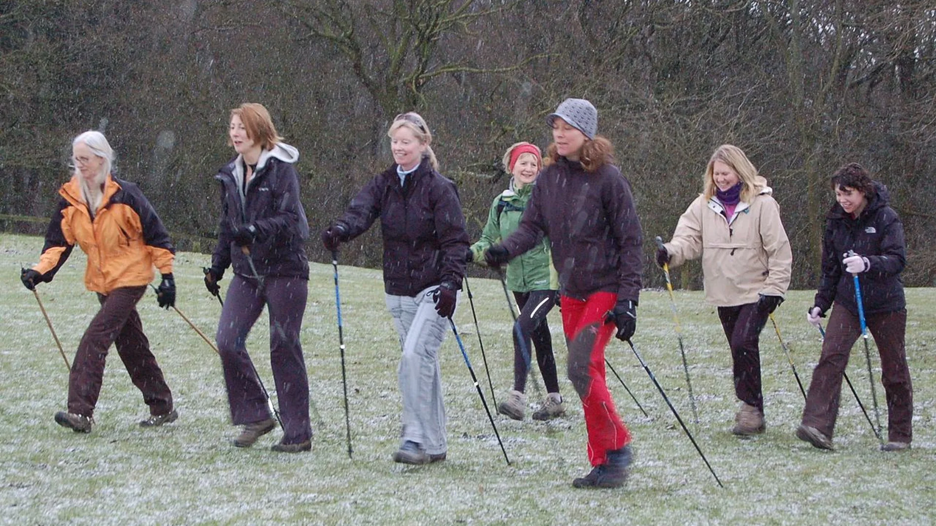 Un grupo de personas practicando caminata nórdica