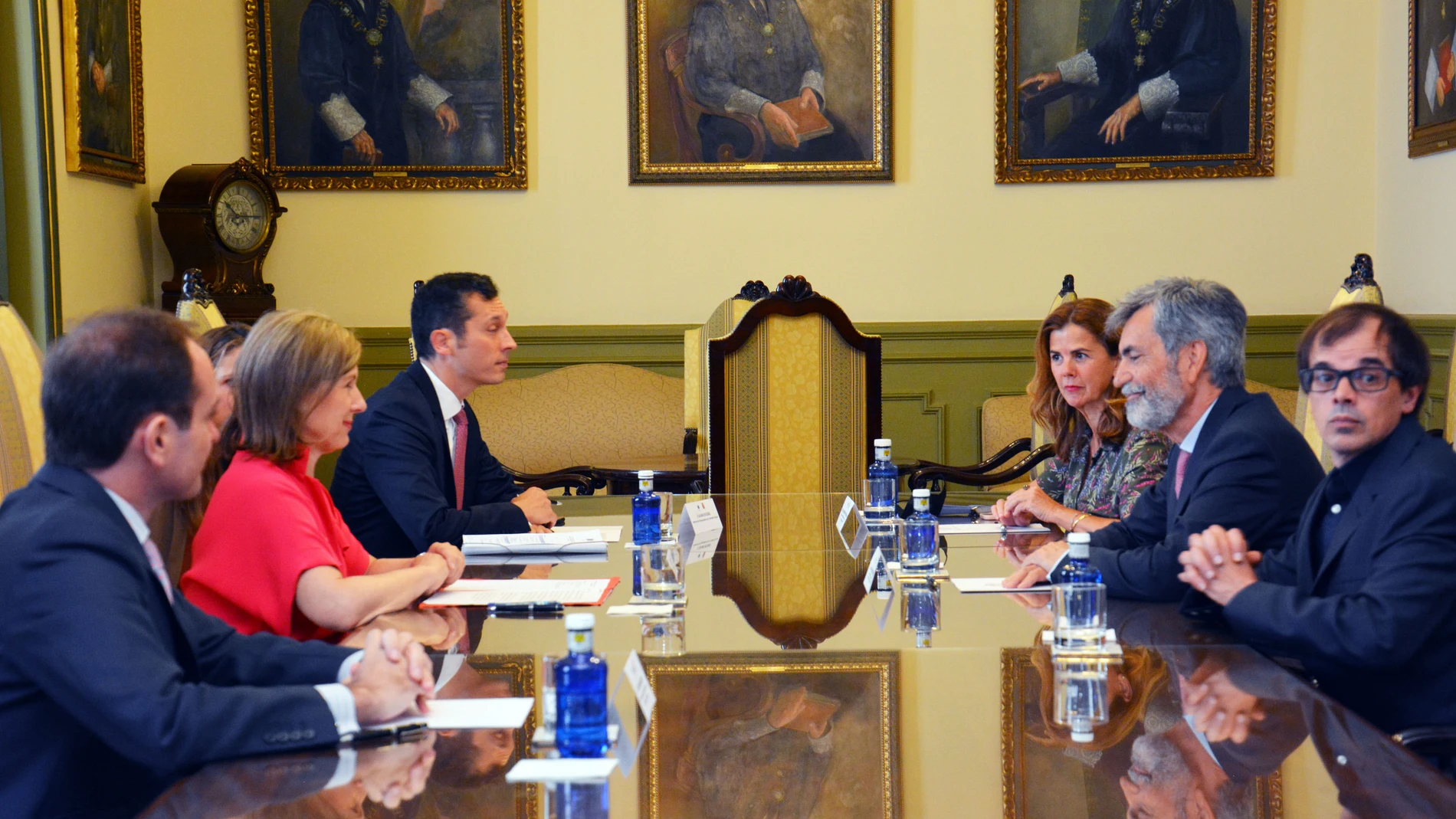 La vicepresidenta de la Comisión Europea, Vera Jourová (izda.), se reunió con Carlos Lesmes en España el pasado junio