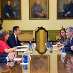 La vicepresidenta de la Comisión Europea, Vera Jourová (izda.), se reunió con Carlos Lesmes en España el pasado junio