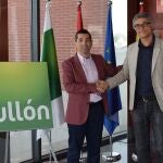 El director Corporativo de Galletas Gullón, Paco Hevia, suscribe el acuerdo de colaboración con Eloy Revilla, director de la Estación Biológica de Doñana (EBD-CSIC)