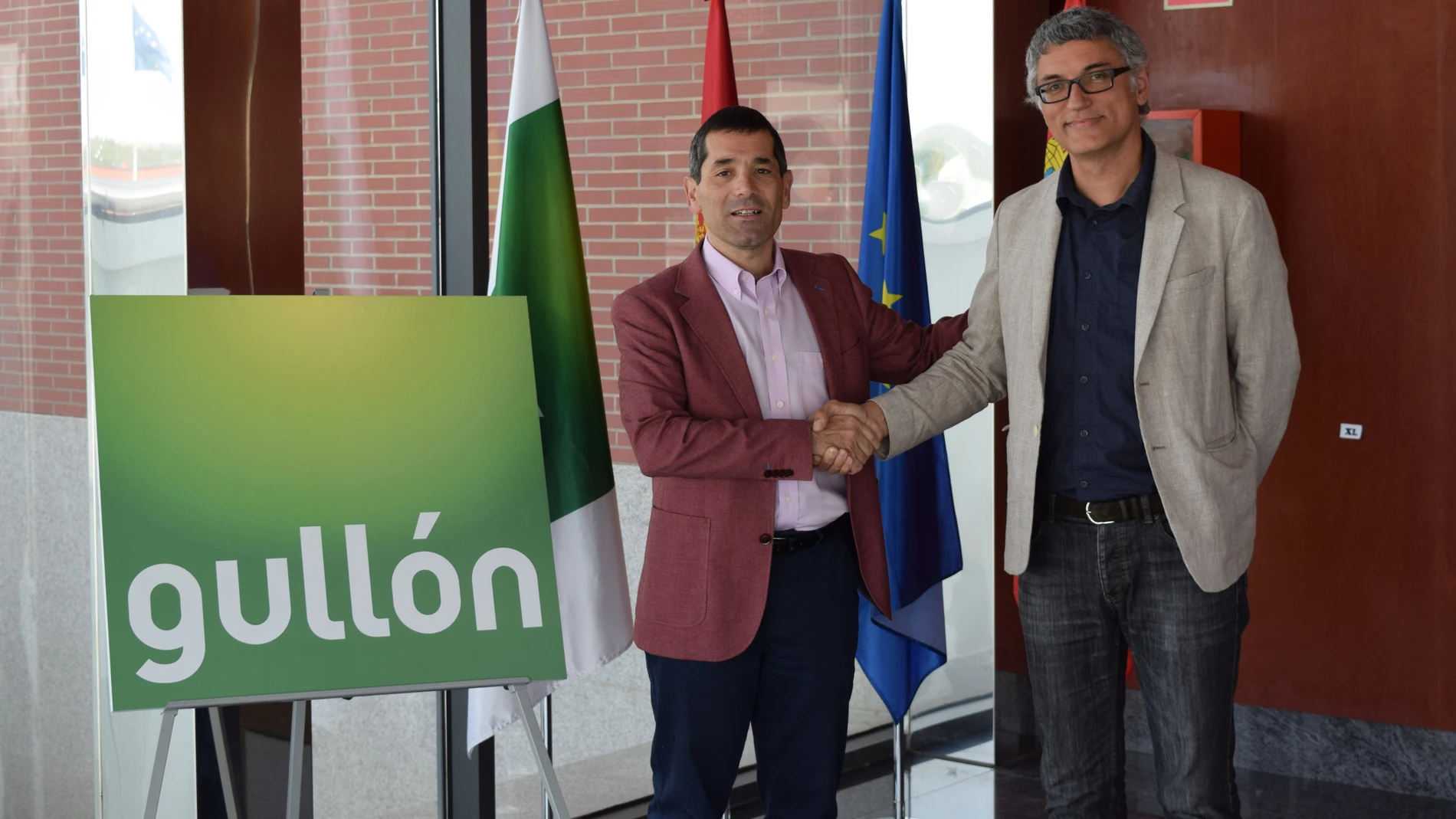 El director Corporativo de Galletas Gullón, Paco Hevia, suscribe el acuerdo de colaboración con Eloy Revilla, director de la Estación Biológica de Doñana (EBD-CSIC)