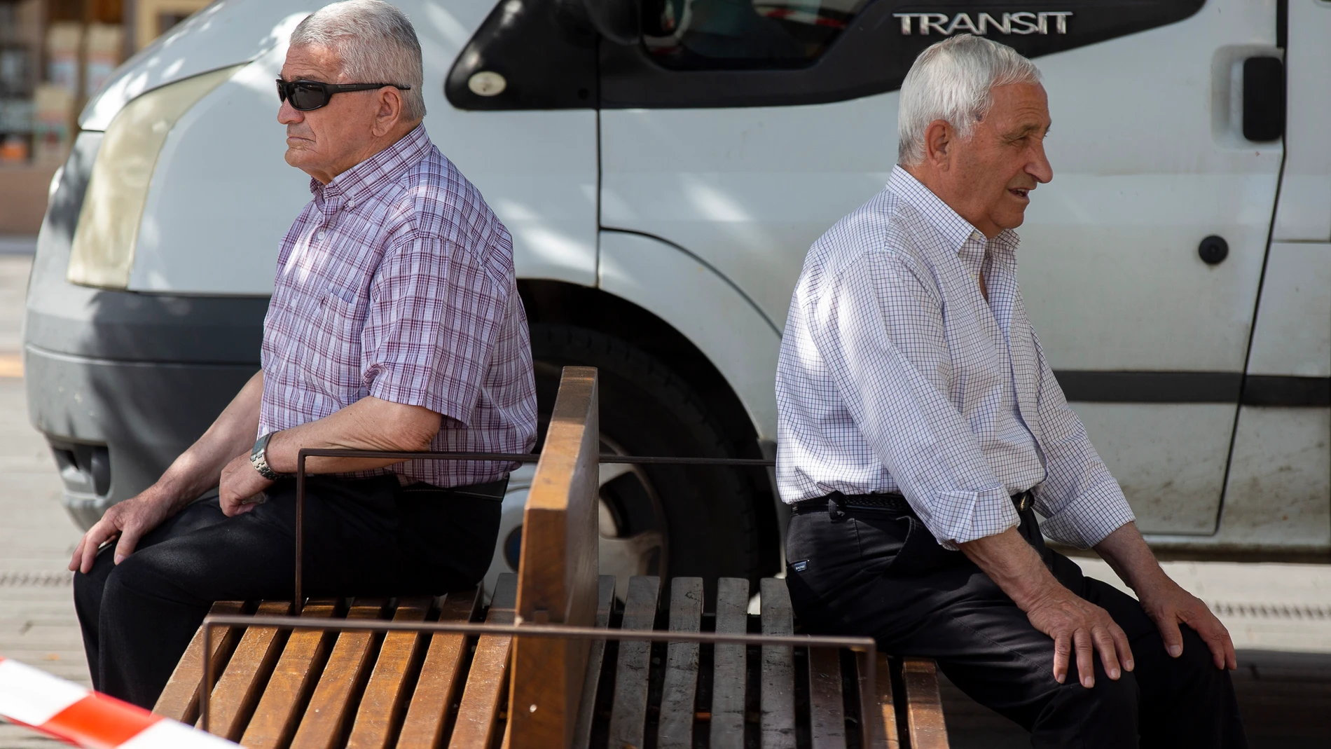 Dos personas mayores descansan a la sombra