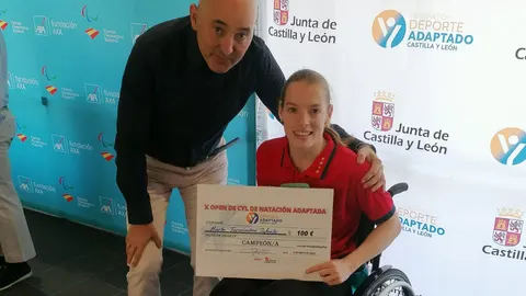 La nadadora burgalesa Marta Fernández con uno de los títulos mundiales conseguidos