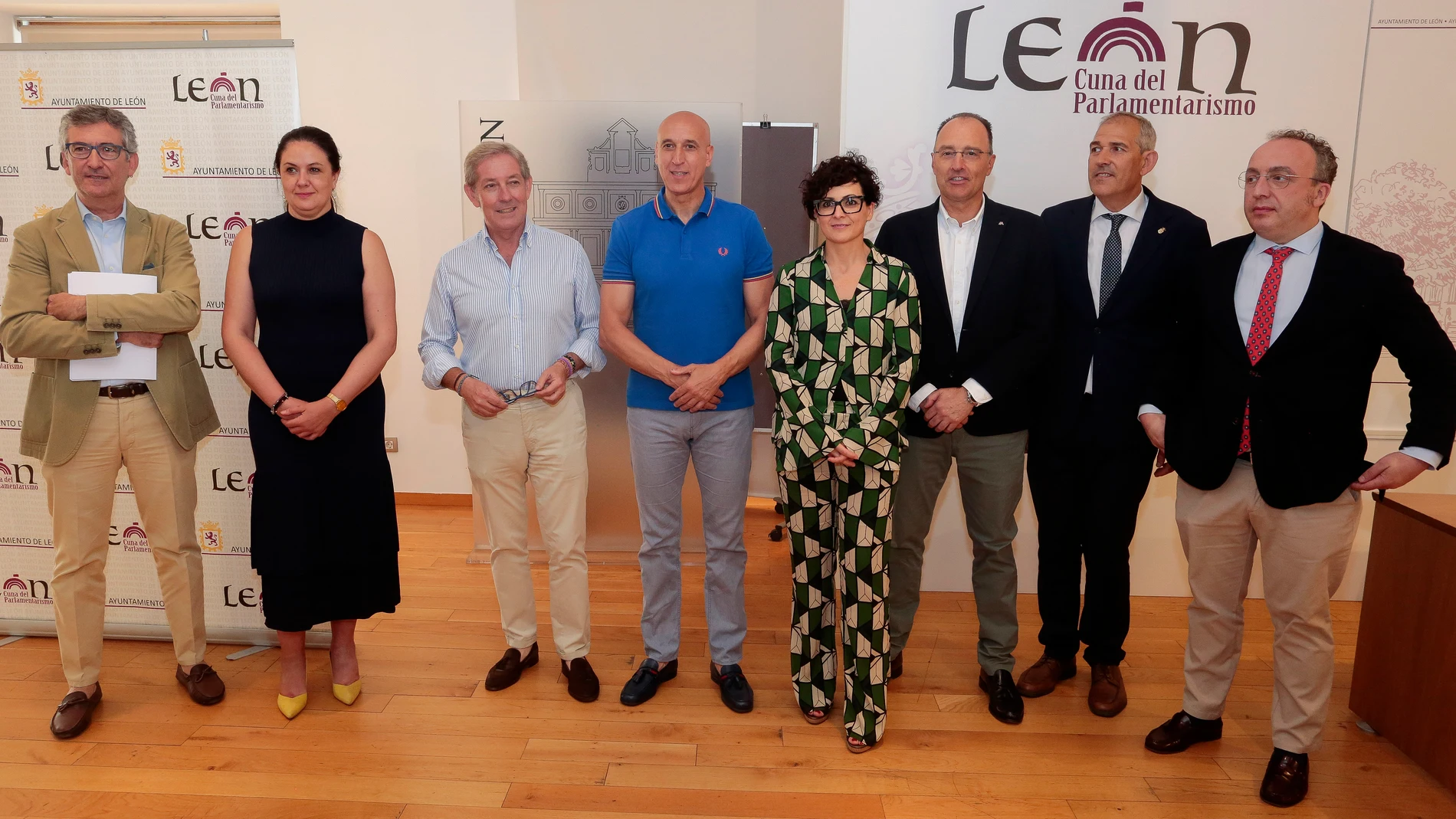 El alcalde de León, José Antonio Diez, y el presidente de la Cámara de Comercio de León, Javier Vega, presentan los bonos al consumo