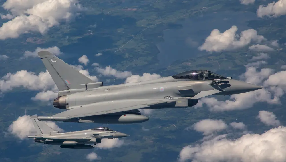 Dos aviones Typhoon de la Royal Air Force en un ejercicio en Lituania