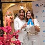 María Jesús Catalá, directora territorial de CaixaBank en Andalucía Occidental y Extremadura, ha hecho entrega del galardón a la premiada, Milagros Cabral