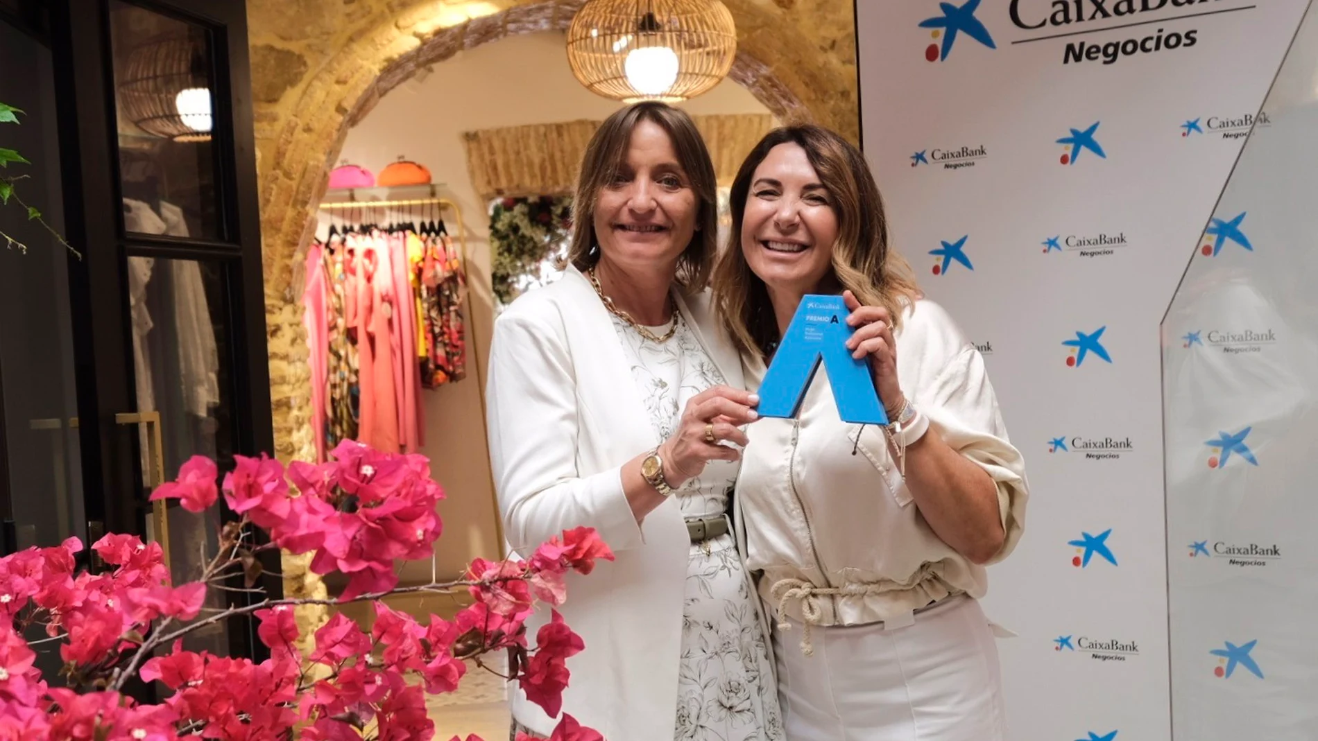 María Jesús Catalá, directora territorial de CaixaBank en Andalucía Occidental y Extremadura, ha hecho entrega del galardón a la premiada, Milagros Cabral