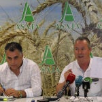 El presidente de Asaja Castilla y León, Donaciano Dujo (D), y su homólogo provincial, José Luis Marcos (I), realizan un balance sobre la cosecha