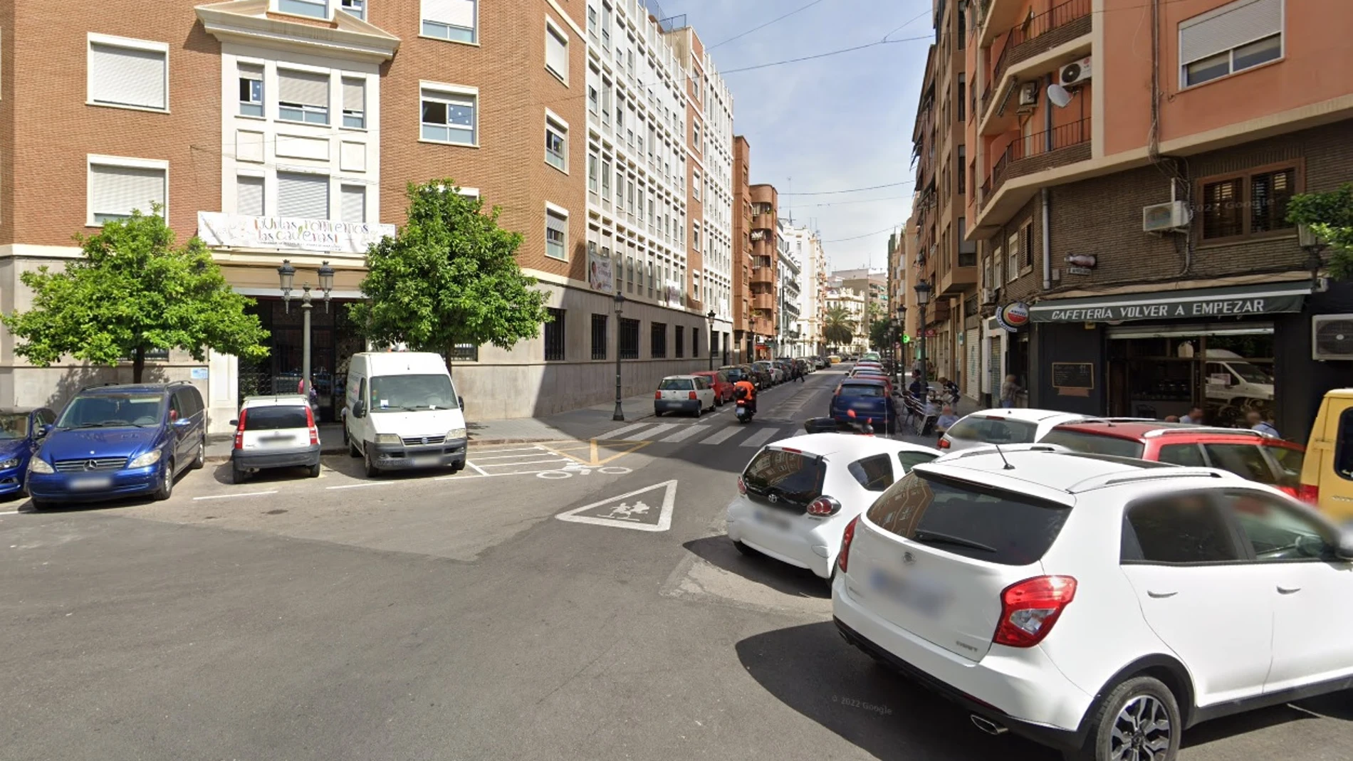 El detenido estaba sentado en la cafetería que hay frente a la puerta del colegio