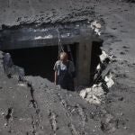 Un hombre supervisa el tejado dañado de un hospital en Donetsk