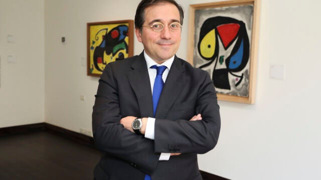 El ministro de Exteriores, José Manuel Albares, durante su visita este miércoles la exposición "Universo Miró", en la embajada española de Nueva Delhi
