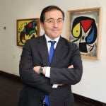 El ministro de Exteriores, José Manuel Albares, durante su visita este miércoles la exposición "Universo Miró", en la embajada española de Nueva Delhi