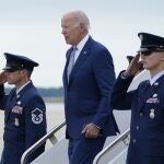 El presidente Joe Biden baja los escalones del Air Force One en la base de la Fuerza Aérea Andrews, Maryland