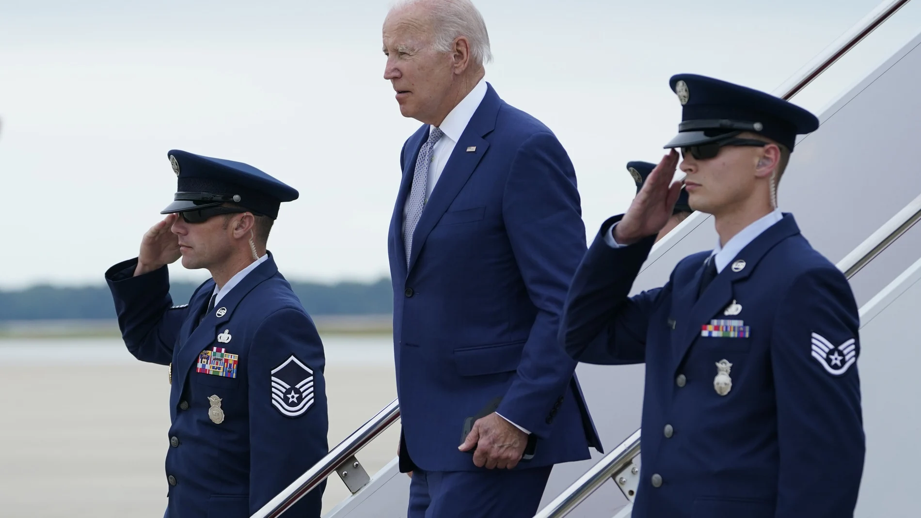 El presidente Joe Biden baja los escalones del Air Force One en la base de la Fuerza Aérea Andrews, Maryland