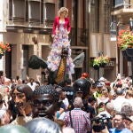 La Tarasca, el maniquí de mujer vestido a la moda y subido a un dragón, que marca el inicio de los días grandes del Corpus de Granada. EFE/Miguel Ángel Molina