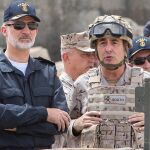 BASE NAVAL DE ROTA, 15/06/2022.- El rey Felipe VI presencia uno de los ejercicios Flotex-22 organizado por la Armada en la Base Naval de Rota en Cádiz, en el que colaboran también unidades de los ejércitos de Tierra y Aire, agrupaciones permanentes de la OTAN y unidades de Estados Unidos, Reino Unido y Bélgica, además de las integradas en la fuerza marítima de la Unión Europea (EUROMARFOR). EFE/ Román Ríos