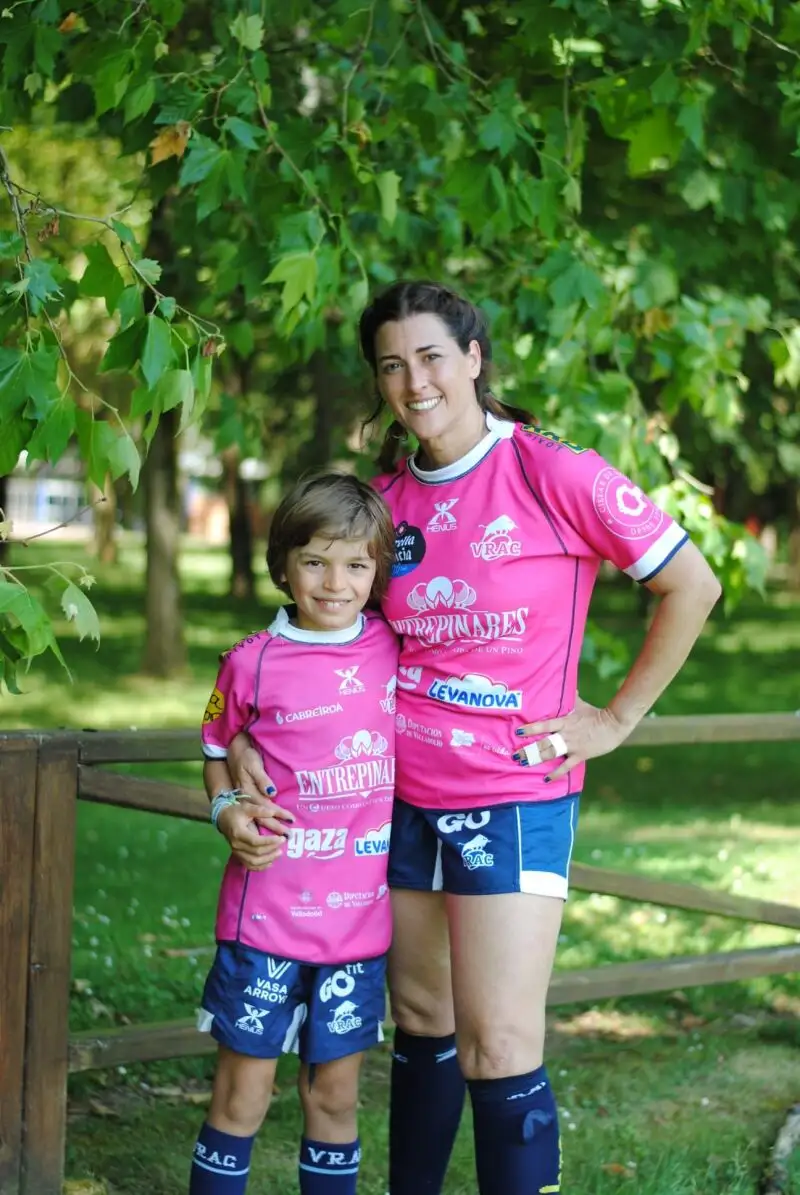 Ruth Vicente Gómez, y su hijo, Nicolás Baeza, con una de las equipaciones del VRAC Quesos Entrepinares