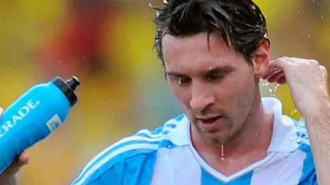 La FIFA introdujo en 2014 las pausas de hidratación