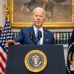  Biden firma una ley para descongestionar los puertos de Estados Unidos