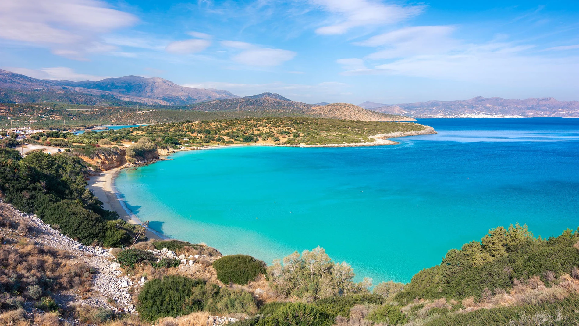 La hija afirma que fue agredida sexualmente en una playa desierta de la ciudad de Malia.